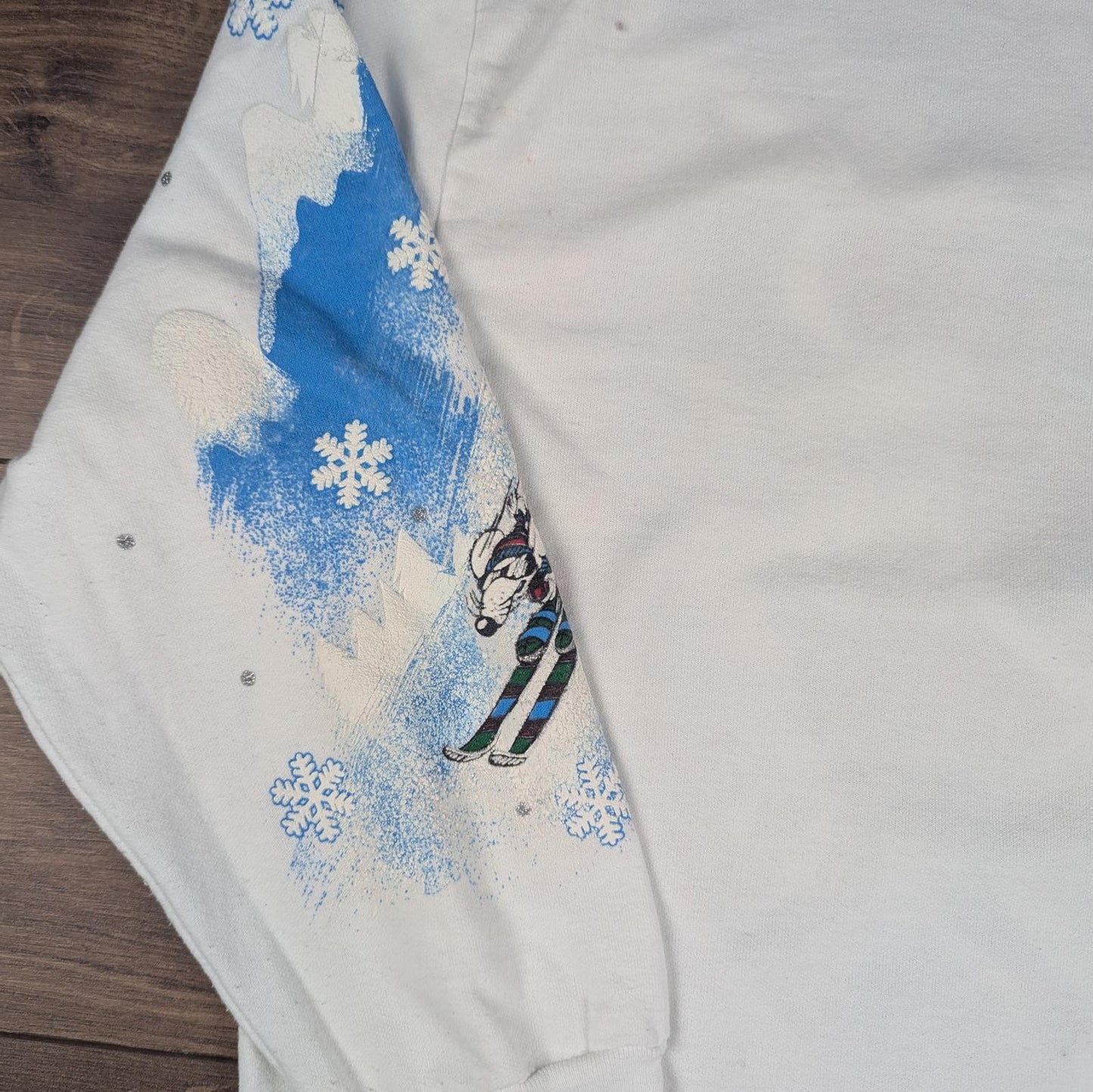 Vintage Skiing Santa White Christmas Jumper Sweatshirt Size XL