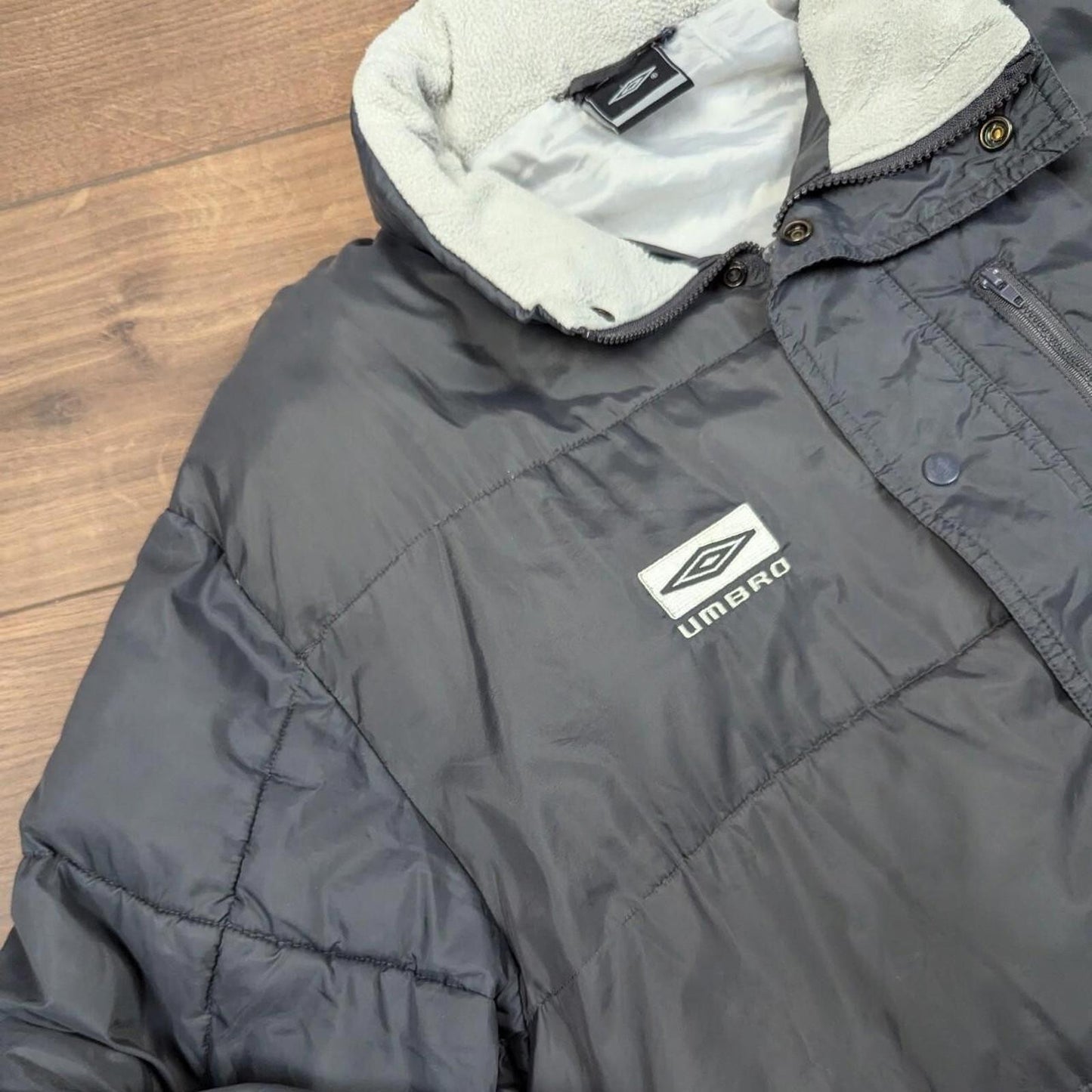 1990's Vintage Grey Umbro Performance Gear Puffer Football Jacket Coat Men's 2XL